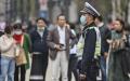 2020年10月28日，上海一名戴口罩的警察在监视街道上的行人。（HECTOR RETAMAL/AFP via Getty Images）