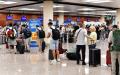 7月1日，乘客在巴塞罗那机场排队。（PAU BARRENA/AFP via Getty Images）