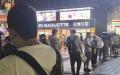 巴黎贝甜被罚后，上海市民排长队购买该店的面包。