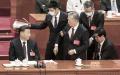 胡锦涛被架离二十大闭幕式会场。（Kevin Frayer/Getty Images） 
