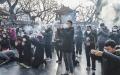 中国老百姓在上香。（Kevin Frayer/Getty Images）