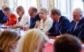 法国总理博尔内（右三）在总理府与新政府成员开会。（BERTRAND GUAY/AFP via Getty Images）