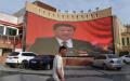 新疆喀什一广场显示中共领导人习近平的巨大屏幕。（图片来源：GREG BAKER/AFP via Getty Images）