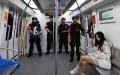 图为杭州亚运会前夕警察在该市地铁内巡逻。（图片来源：ADEK BERRY/AFP via Getty Images）