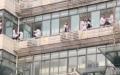 四川遂宁市中医院多名医护人员爬上窗台。（图片来源：视频截图）