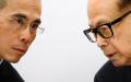 图为2018年，香港首富李嘉诚（右）与长子长实主席李泽钜（左）出席记者会。（图片来源：Getty Images）