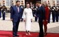 2024年5月6日，法国总统马克龙(Emmanuel Macron) 和夫人布丽吉特(Brigitte Macron) 在巴黎爱丽舍宫总统府欢迎中国国家主席习近平(左) 和夫人彭丽媛。（图片来源：LUDOVIC MARIN/AFP via Getty Images）