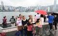 图为在尖沙咀拍照留念的旅客。（Getty Images）