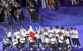 法国残奥会运动员团队在巴黎奥运会闭幕式上接过法国国旗。（JULIE SEBADELHA/AFP via Getty Images）