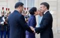 2024年5月6日，法国总统埃马纽埃尔·马克龙（右）、夫人布丽吉特·马克龙（右）、中国国家主席习近平（左）和夫人彭丽媛（右）在巴黎爱丽舍宫举行的正式国宴前互相问候