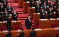 图为2024 年 3 月 5 日，中国国家主席习近平（下）抵达中国北京人民大会堂出席全国人民代表大会开幕式。