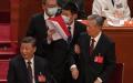 2024年10月22日，在人民大会堂举行的中国共产党第二全国代表十次大会闭幕式上，前国家主席胡锦涛（中）被架离会场。(图片来源:Kevin Frayer/Getty Images)