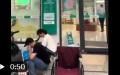 湖南株洲一病重老人被抬到银行取钱，不幸死在银行。（图片来源：视频截图）