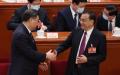 2023年3月11日，中共党魁习近平（左）在中国北京举行的全国人民代表大会第四次全体会议开幕式上与中共前总理李克强（右）握手。（图片来源：Lintao Zhang/Getty Images)