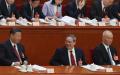 2025年3月5日，习近平（左）、李強（中）和蔡奇（右）在全国人民代表大会开幕式上。（图片来源:  Lintao Zhang/Getty Images)