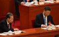2024年3月8日，全国主席习近平（右）及全国人大委员长赵乐际在北京人民大会堂出席第十四届全国人民代表大会第二次全体会议。（图片来源：JADE GAO/AFP via Getty Images）