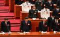 2022年10月16日，中国共产党第二十次代表大会在北京人民大会堂开幕，国务院总理李克强、国家主席习近平、前国家主席胡锦涛、政治局常委栗战书与其他代表一起，在大会开幕式上向革命先烈默哀一分钟。（图片来源：NOEL CELIS/AFP via Getty Images）