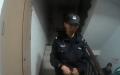 中共警察深夜站在居民家门外，准备抓捕基督徒。（图片来源：视频截图）