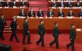 2023年3月11日，中共军委副主席张又侠（前）、何卫东在全国人民代表大会第四次全体会议上与就任的中央军事委员会委员一起宣誓。（图片来源：Lintao Zhang/Getty Images）