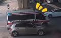 武汉一辆轿车撞倒一辆电动车，救护车也同时到达。（图片来源：视频截图）