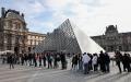 卢浮宫门口排队的游客（THIBAUD MORITZ/AFP via Getty Images）