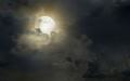 月亮乌云夜晚         (图片来源：网络截图)