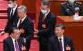 2022年10月22日，在中共二十大闭幕式上，前中共党魁胡锦涛（中）被习近平下令架离会场。（图片来源：Lintao Zhang/Getty Images）
