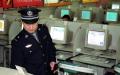 北京一名警察在检查电脑（示意图）。（图片来源：Getty Images）
