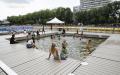 巴黎19区维莱特港池的泳区（BRUNE DELAVELLE/Hans Lucas/AFP via Getty Images）