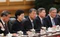 2026年5月20日，中共国务院副总理何立峰、国务委员谌贻琴（左边第三）、教育部长怀进鹏、财政部长蓝佛安和商务部长王文涛在北京人民大会堂出席了俄罗斯总统普京（未在图中）与中共党魁习近平（未在图中）的双边会晤。（图片来源：Maxim Shemetov-China Pool/Getty Images）