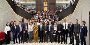 法国美丽城联合商会新老会长及街区商家与巴黎市区代表、巴黎警方代表及各界人士合影（摄影：林莲怡/看中国）