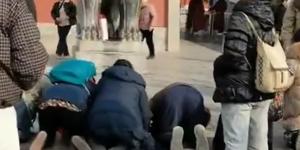 辽宁沈阳有多名冤民在河南开封包公祠门前跪哭包公喊冤。 