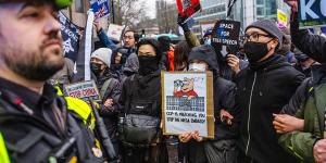 英国当地民众和数个团体已举行多次集会，反对在伦敦金融区附近建造中国使馆。（Carl Court/Getty Images）