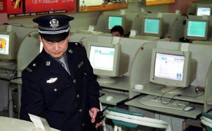 北京一名警察在检查电脑（示意图）。（图片来源：Getty Images）