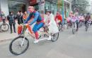 “超人”新郎单车迎亲 上百骑友助阵护航
