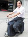 湖南农民发明电动载人行李箱 