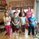 7口之家收养邻居3孤儿后  “惊喜小队”带来惊喜