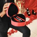 布朗Ins上晒出向女友求婚时的照片。