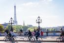 塞纳河畔的自行车行人（123RF）
