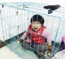 女童被关在笼子里。（视频截图）