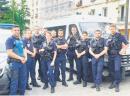 右图：美丽城BTC警队部分新老成员在警车前。（图片由巴黎20区警察局提供）