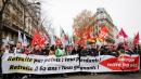 12月5日示威者拿着反对“退休改革”标语的横幅走上巴黎街头。（AFP/Getty Images）