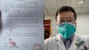 李文亮因最早爆出新冠疫情，而被警察带到公安局警告，他继续站在第一线抗疫，终因感染后不治去世。（图片来源：网络）