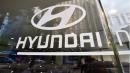 韩国现代汽车公司（Hyundai Motor Co.）及其公司标志（图片来源：JUNG YEON-JE/AFP via Getty Images）