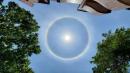 日晕奇景为太阳旁出现一圈光圈的“光晕”现象，由于光晕（环）英语为“halo”，宛如太阳在跟人打招呼一般，让民众啧啧称奇。（图片来源：脸书截图） 