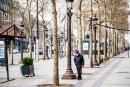 法国“禁足令”实施期间，在巴黎香榭丽舍大街上带着口罩的行人（AFP via Getty Images）