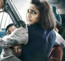 电影《Neerja》中Neerja Bhano保护三个孩子。（Getty Images）