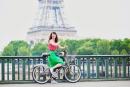 巴黎一位骑自行车的游客（123RF）