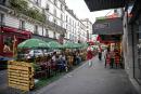 巴黎市区一家餐馆的临时露台（CHRISTOPHE ARCHAMBAULT/AFP via Getty Images）