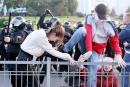 2020年9月23日，白俄罗斯执法人员暴力驱散反对派抗议者。（TUT.BY/AFP/Getty Images）